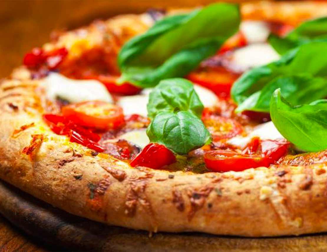 Pizza con ingredienti biologici fatta in Campania