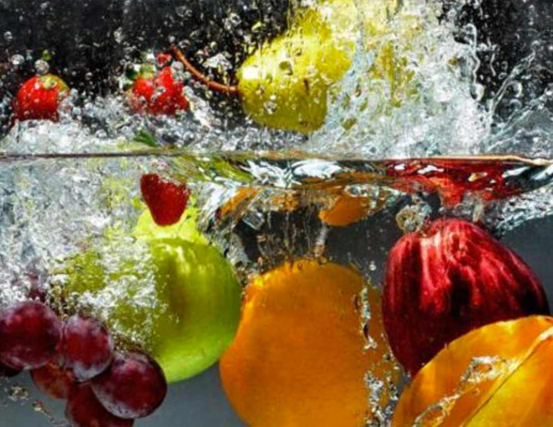 Lavare attentamente frutta e verdura in acqua